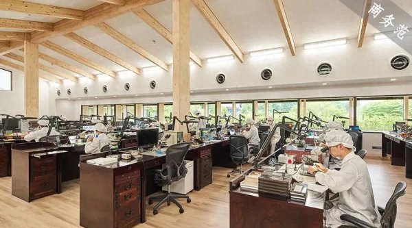 指南针股票 冠蓝狮凭什么是“日系制表巅峰”？我在森林工坊，揭开匠心秘诀…